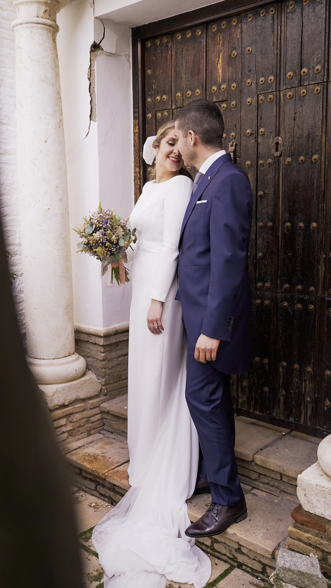 Álvaro y Patricia se abrazan junto a la puerta de la iglesia