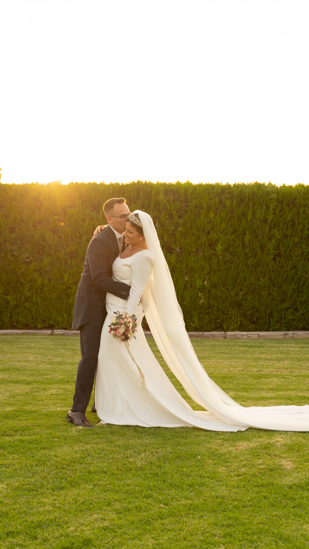 Jesús besa a Laura en el jardín al atardecer