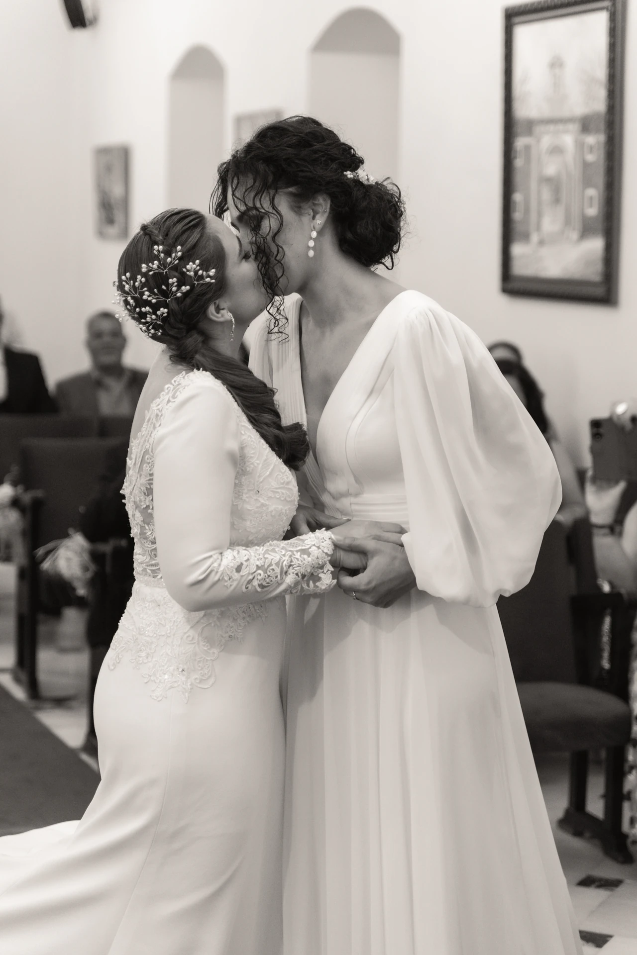 Valme y Ana se besan tras la ceremonia, en blanco y negro