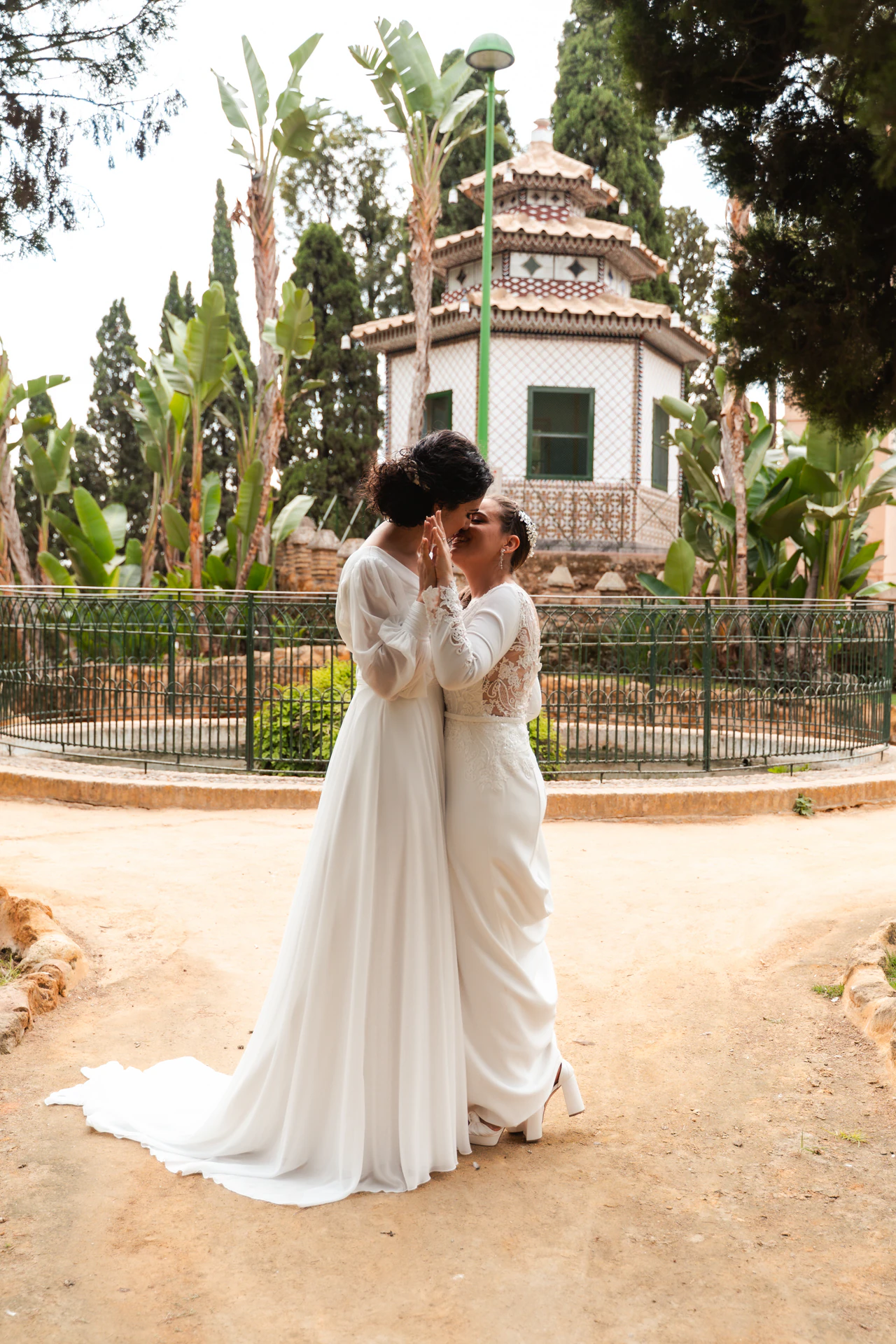 Valme y Ana se abrazan en un jardín, delante de un templete